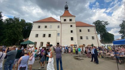 Po více než 30leté rekonstrukci je zámek Mirošovice slavnostně otevřen