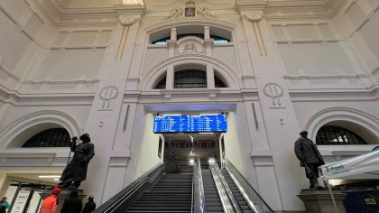 Budova plzeňského hlavního nádraží se otevírá pro cestující