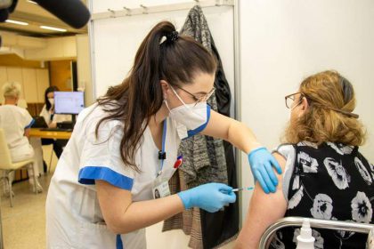 Pfizerem  bez registrace ve čtyřech očkovacích centrech Pardubického kraje
