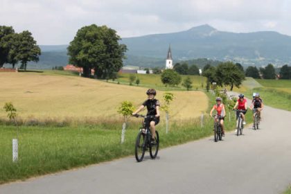 Liberecký kraj převádí bezúplatně pozemky na města a obce. Ty na nich budují chodníky a cyklostezky
