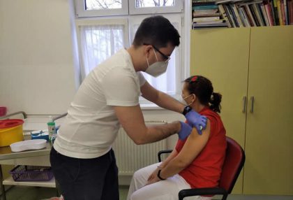 Velkokapacitní očkovací centra v Chebu a Karlových Varech čeká stěhování