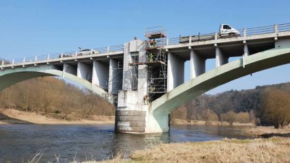 Silničáři instalují dočasnou podporu na poškozený most v Liblíně