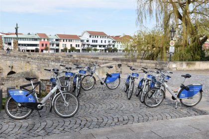 V ulicích Písku je už možné jezdit na sdílených kolech
